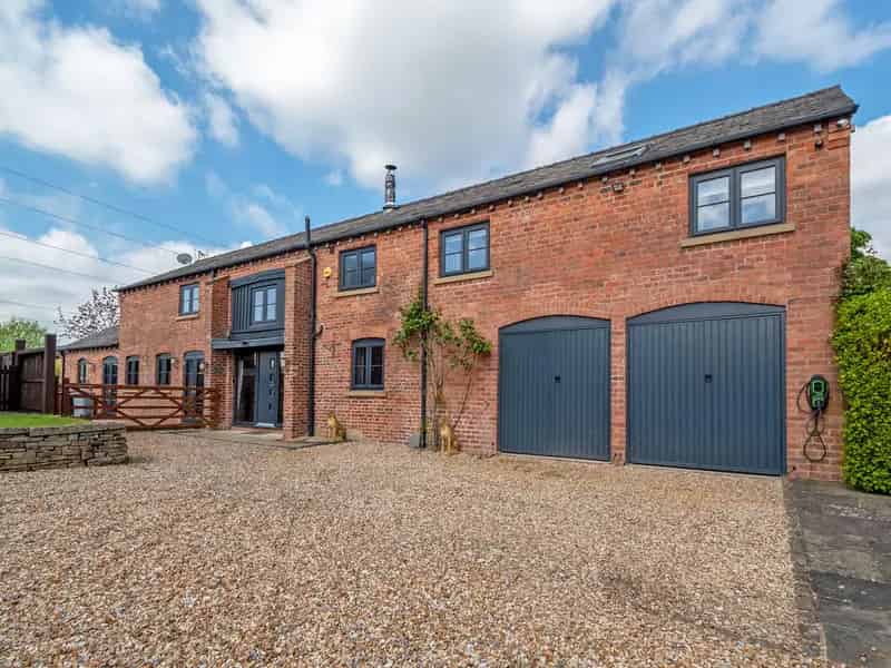 Luxury 4-Bedroom Barn Conversion with Equestrian Facilities