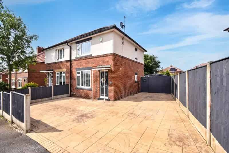 Two Bedroom Semi-Detached House in Outwood WF1