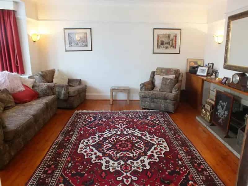 4 6 Bedroom Detached Family Home with Annex and Surgery