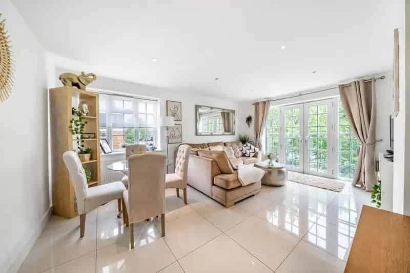 3/4 Bedroom Modern Apartment with Study and Communal Gardens