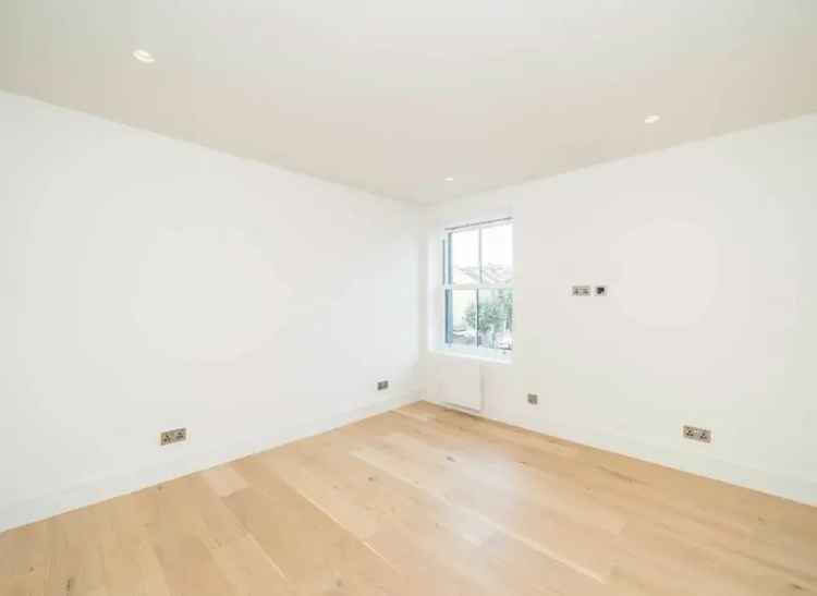 Refurbished 2-Bedroom Flat Northcote Road