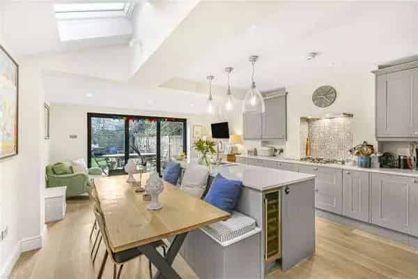 Four Bedroom Family Home Hydethorpe Road London