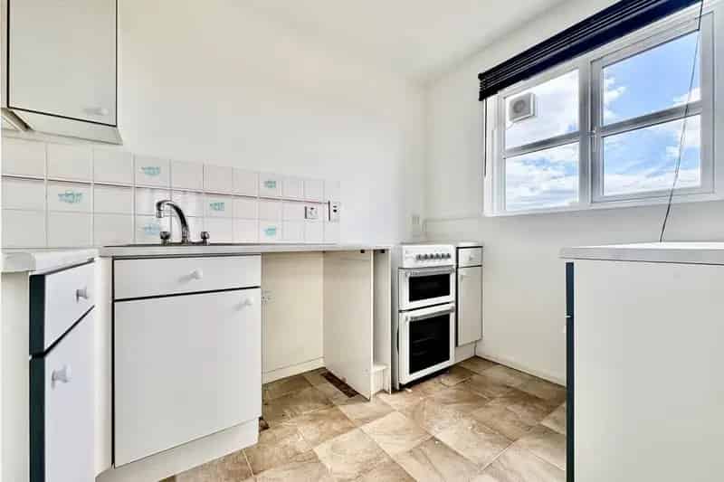 Spacious 2nd Floor Apartment with Parking Available Early July