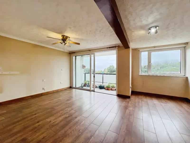 2 Bedroom Flat for Sale in Folkestone near Sandgate Beach