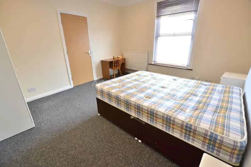 2 Bedroom Flat House to Rent Near Town Centre