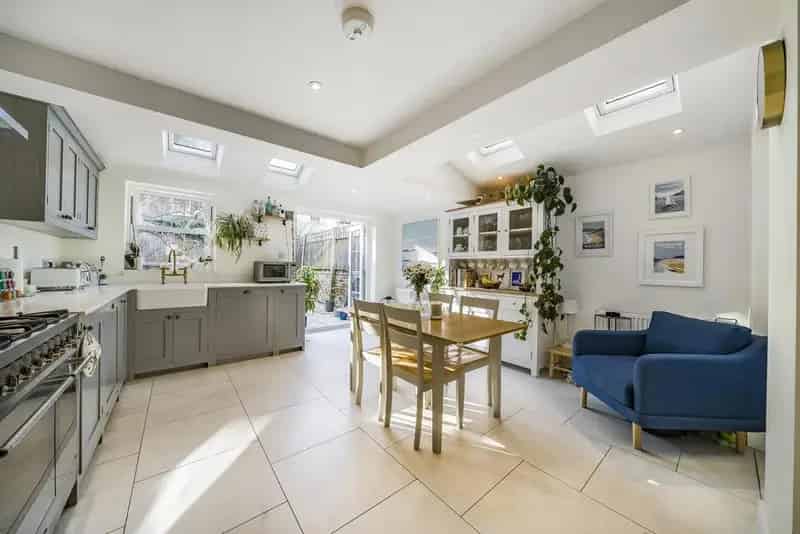Four Double Bedroom Family House with Private Garden