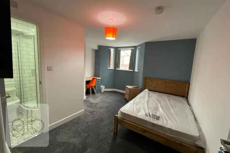 6 bedroom terraced house to rent