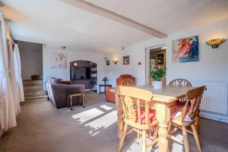 3 Bedroom Detached House with Extensive Outbuildings and Large Gardens