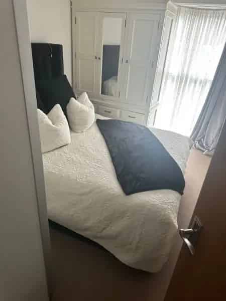 2 Bedroom Ground Floor Flat Feltham Disabled Access Parking Near Station Schools