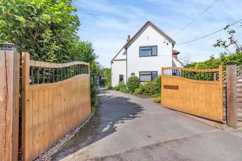4 bed house for sale