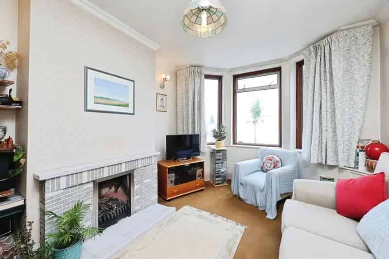 3 Bed Mid Terraced House Oxhey Village Spacious Family Home