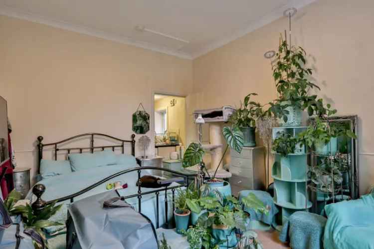 Ground Floor Studio Flat with Private Garden For Sale