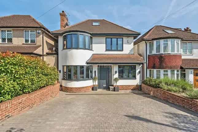 5 Bedroom Detached House for Sale in Mill Hill NW7