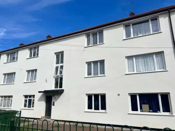2 Bed Flat Near Schools Shops Own Garden