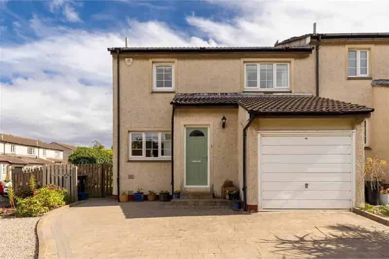 3 Bed House - End Terraced with 2 Reception Rooms