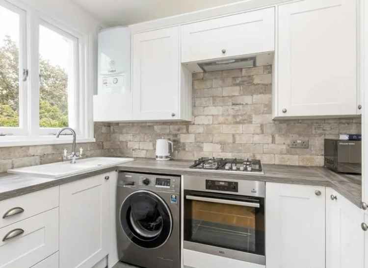 2 Double Bedroom Split Level Flat Great Transport Links