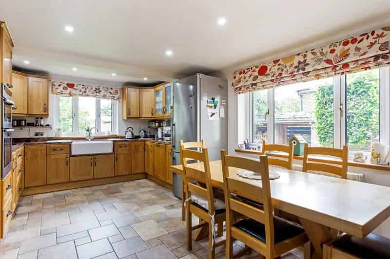 4 Bedroom Detached House For Sale in South Cotswolds
