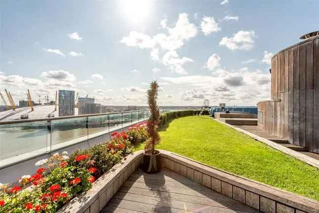 Flat to rent in New Providence Wharf, Canary Wharf E14