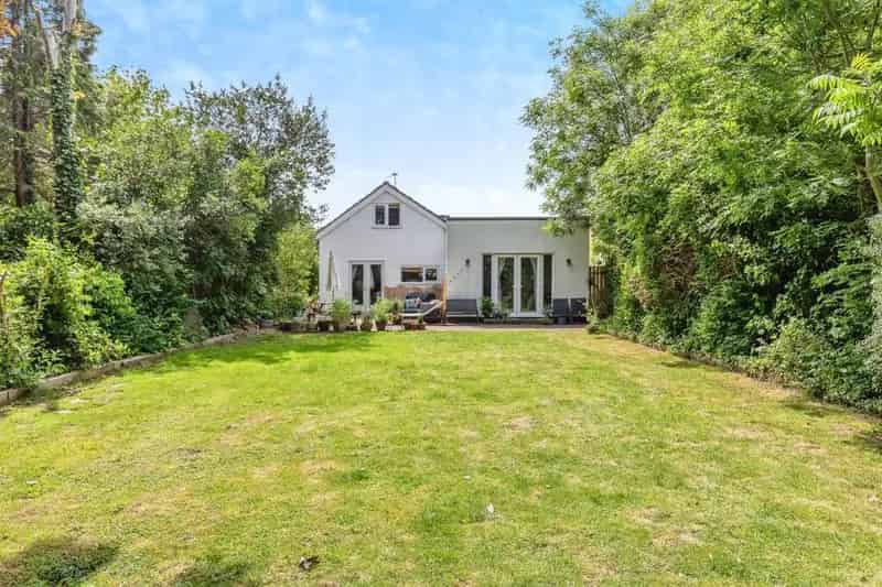 6 Bedroom Detached House for Sale