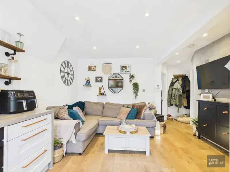2 Bed House for Sale in Croxley Green Near Metropolitan Line