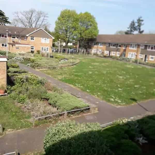 Huge 2 Bed Flat Chorleywood  Modern Redecorated Garden Parking