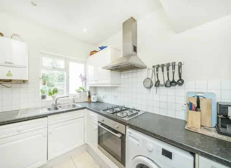 Three Bedroom Family Home Near Haydons Road Station