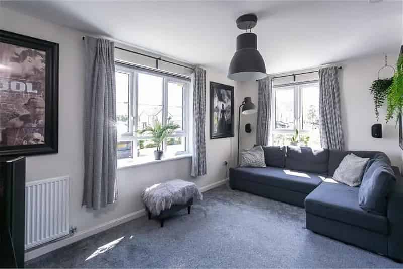 3 Bed End Terrace House with Private Garden