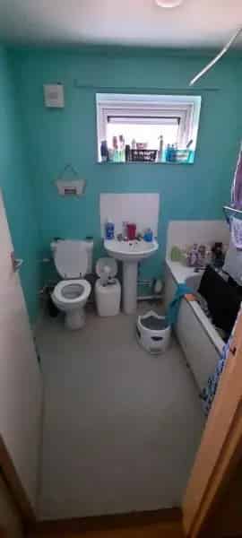One-Bed Flat Near Shops and Park with Parking