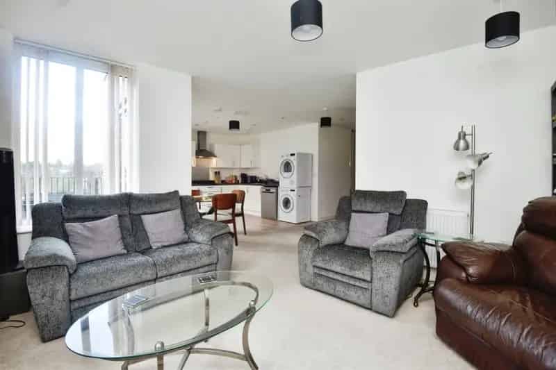 Stylish 2-Bed Top Floor Apartment Near Watford Junction Station