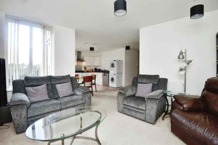 Stylish 2-Bed Top Floor Apartment Near Watford Junction Station