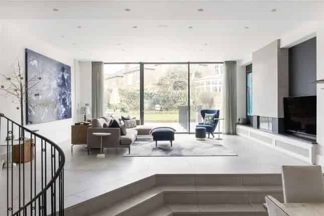 7 Bedroom Family Home for Sale in London W10