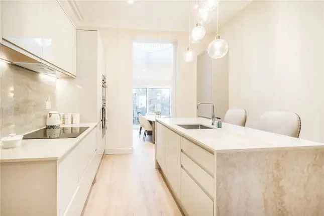 Maisonette to rent in Harwood Road, London SW6