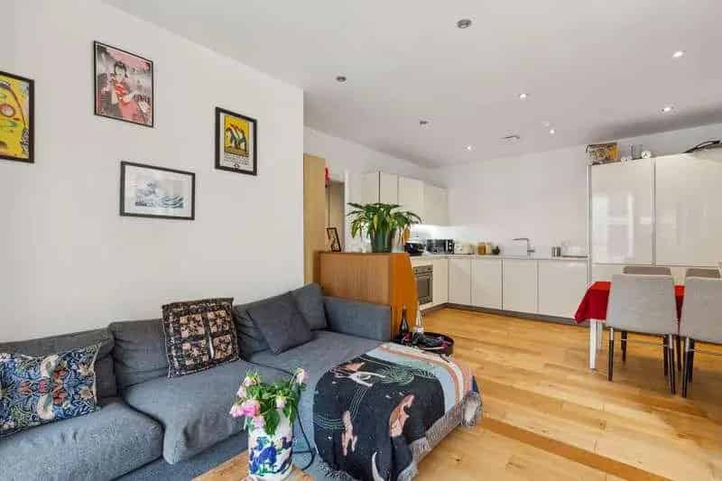 2 bed flat for sale