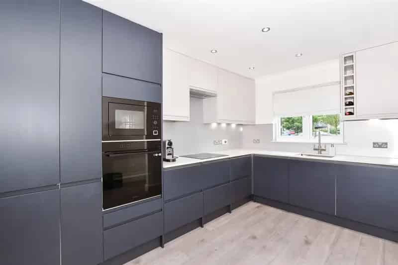 3 Bedroom Townhouse for Sale Lakeside Setting Chain Free