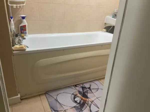 2 Bedroom Flat Near Shops and Train Station