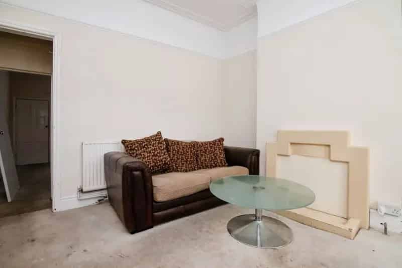 3 Bed Mid Terraced House Near Train Stations and Schools