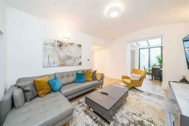 Flat to rent in Ennismore Gardens, London SW7