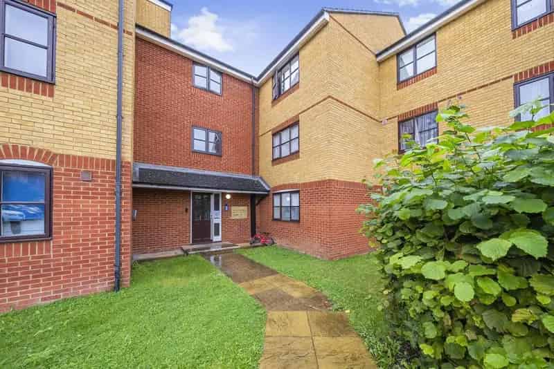 One Bedroom Flat near Berrylands Station