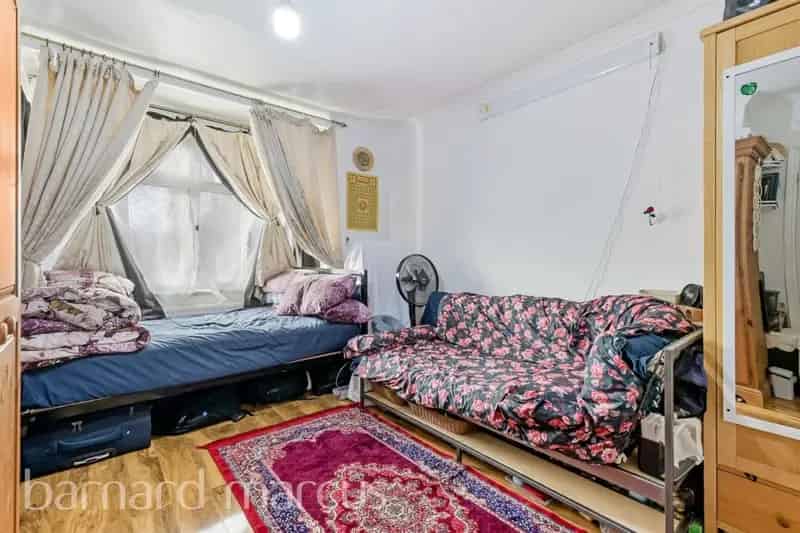 Four Bedroom Semi-Detached House Feltham Family Home Near Train Station