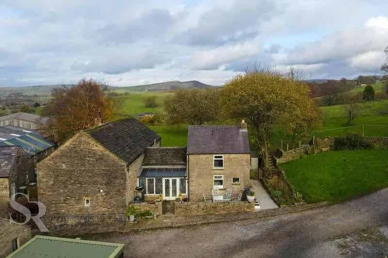 4 Bed Farmhouse with Stables and 6 Acres