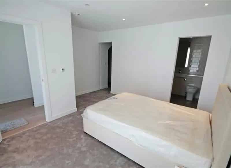3 Double Bedroom Split Level Apartment With Private Terrace