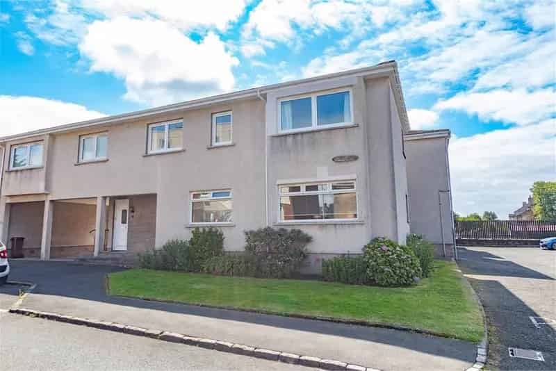 2 Bed Flat First Floor Near Town Centre and Seafront
