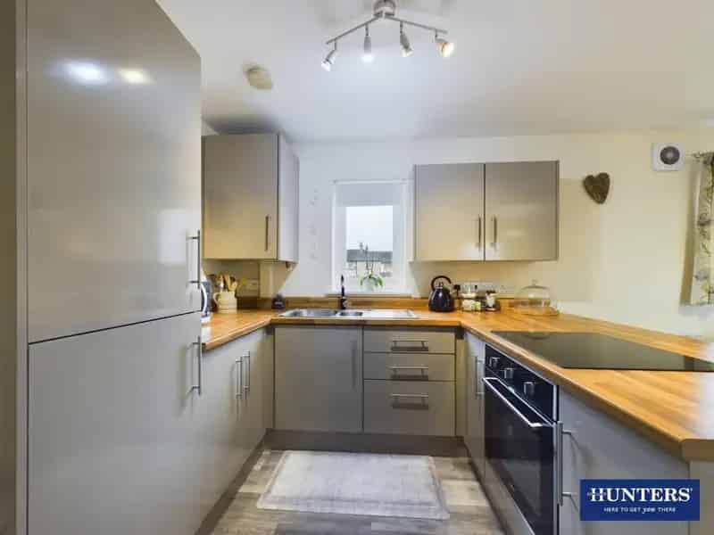 2 Bedroom Flat For Sale Near Town Centre