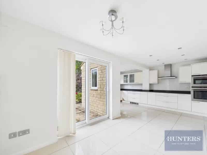 4 Bedroom Detached House To Let