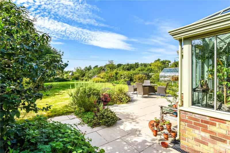 3 Bedroom Detached House Petersfield Garage Parking West Facing Garden