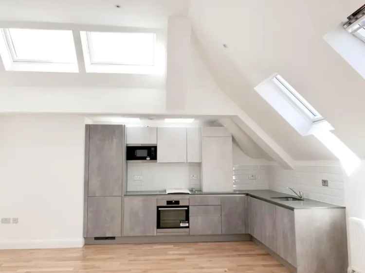 3 Bedroom Penthouse Flat for Sale near Ealing Broadway