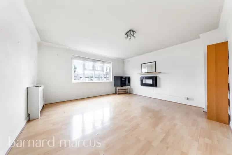 Spacious First Floor Flat with Allocated Parking Near Streatham and Tooting