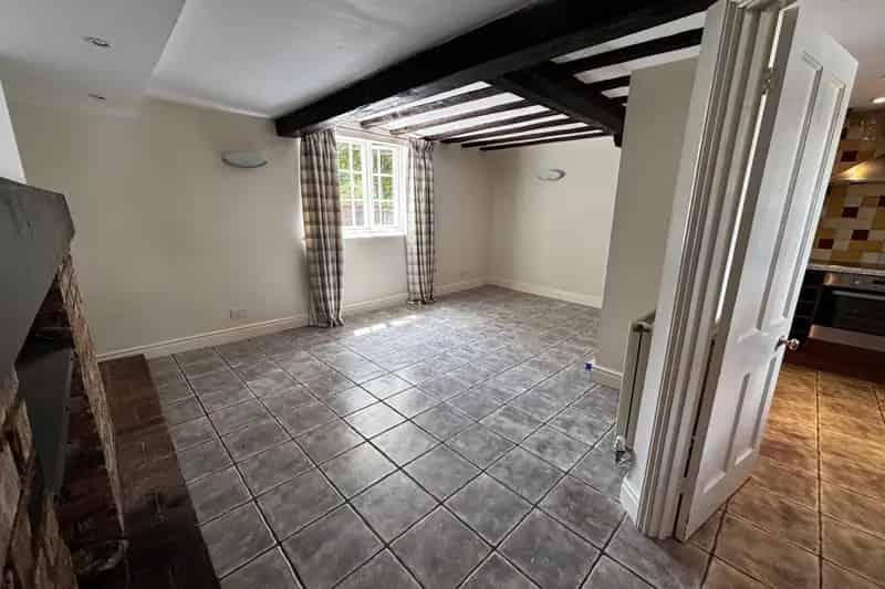 Three-Bedroom House Near Ashridge Woods