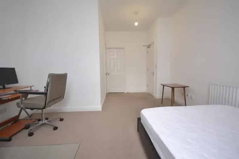 Large En-Suite Bedroom Reading Town Centre All Bills Included