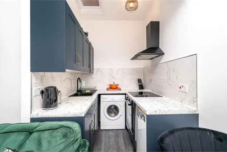 1 Bed Flat First Floor with 1 Reception Room